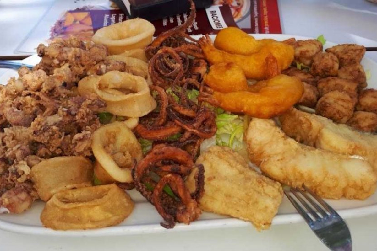 Selección de tapas de pescado Tarragona en mesa de madera